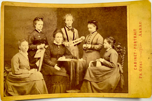 Foto di gabinetto del 1870, gruppo di ricamatrici e fogne,